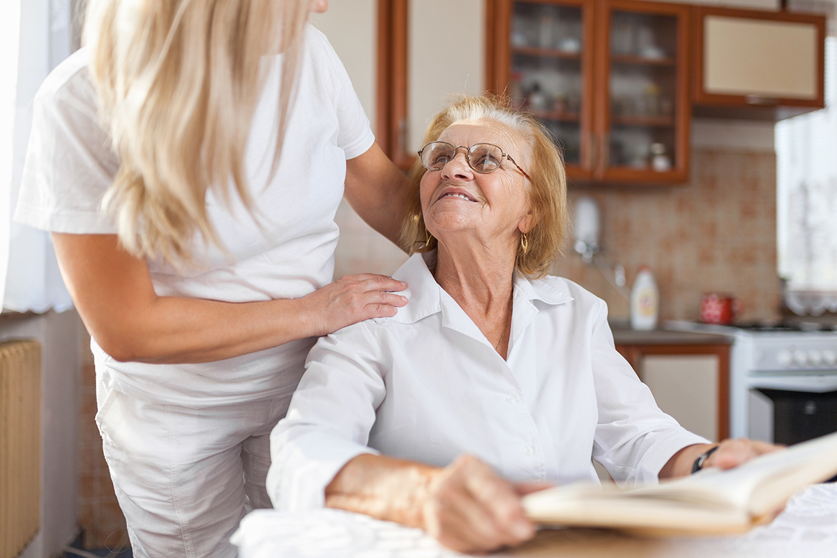 hemtjänstpersonal och senior